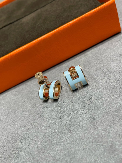 [Amore Jewelry]POP H SKY BLUE STUD EARRINGS
