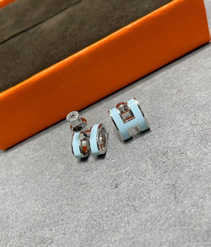 [Amore Jewelry]POP H SKY BLUE STUD EARRINGS
