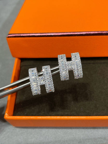 [Amore Jewelry]H STUD EARRINGS WITH SILVER DIAMONDS